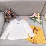 미우미우 & 폴로 아동 별 프린트 썬가드 티셔츠+옐로우 스트라이프 반바지 세트 - 이미지 2