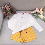 미우미우 & 폴로 아동 별 프린트 썬가드 티셔츠+옐로우 스트라이프 반바지 세트 - 이미지 6