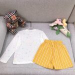미우미우 & 폴로 아동 별 프린트 썬가드 티셔츠+옐로우 스트라이프 반바지 세트 - 이미지 5