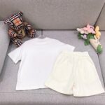 디올 아동 플로랄 프린트 반팔+코튼 테리 반바지 세트 - 이미지 6