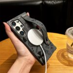 크롬하츠 십자가 손목끈 MagSafe 자석 폰케이스 빈티지 데님 가죽 충격방지 갤럭시 커버 - 이미지 3