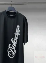 발렌시아가 기울어진 캘리그라피 하트 문자 반팔티 OS 하이넥 루즈핏 남녀공용 - 이미지 3