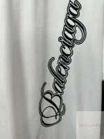 발렌시아가 기울어진 캘리그라피 하트 문자 반팔티 OS 하이넥 루즈핏 남녀공용 - 이미지 6